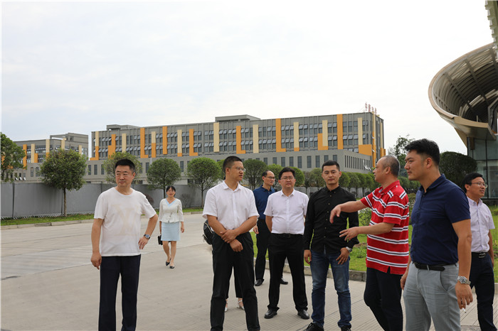 张家界慈利县考察团一行来访中唐空铁